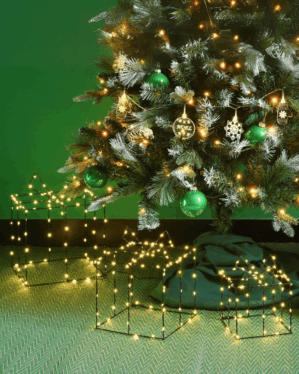 Sæt med tre metalgaver med micro LED med varmt hvidt lys under et juletræ