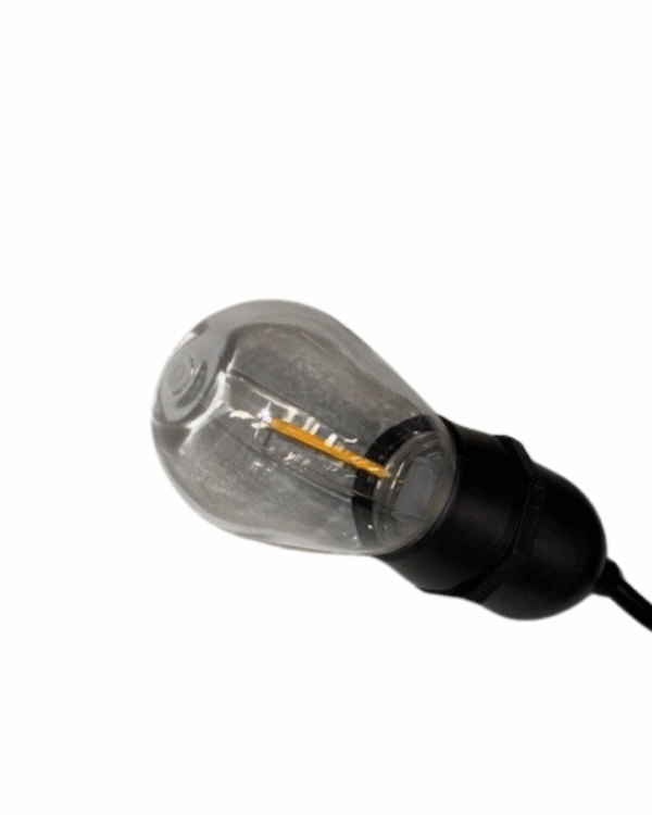 LED filamentpære i klar glasfatning med sort sokkel, E27-base. Energivenlig dekorationspære, der giver et varmt lys, ideel til festoon-lyskæder og udendørs belysning.
