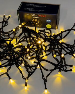 JadaLight Home lyskæde med 100 varm hvide LED-lys på sort kabel, 10 meter lang, energieffektiv løsning til dekorativ belysning både inde og ude.