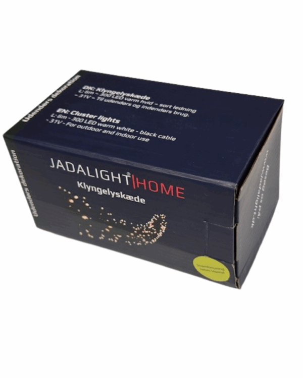 Blå æske med JadaLight Home klyngelyskæde, 6 meter lang med 300 varm-hvide LED-pærer og sort kabel. Velegnet til indendørs og udendørs brug, 31V.