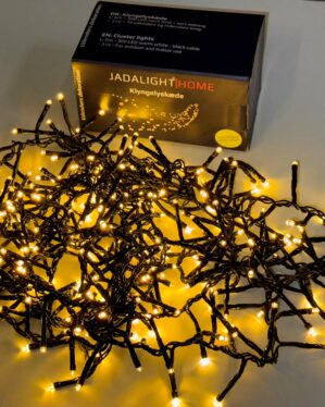JadaLight Home klyngelyskæde med 300 LED varm hvide dioder på sort kabel. Giver tæt lysintensitet, perfekt til dekorative indendørs og udendørs belysningsprojekter året rundt.