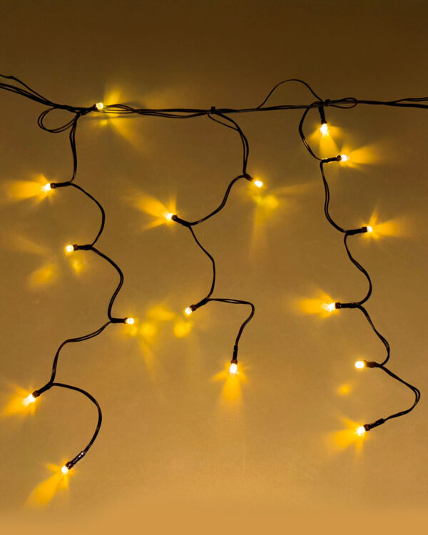 Istaplyskæde med varm hvide LED-pærer på sort kabel. Lysende istap-design hænger dekorativt ned i forskellige længder og skaber stemningsfuld belysning til indendørs og udendørs brug.