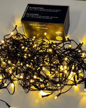 JadaLight Home istap lyskæde med 150 varme hvide LED-pærer og sort ledning, leveres i æske, velegnet til både indendørs og udendørs brug, energieffektiv belysning.