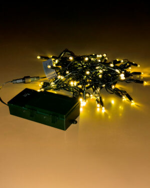 Batteridrevet LED-lyskæde med varm hvid belysning og sort kabel, forbundet til grøn batteriboks. Perfekt til fleksibel og dekorativ indendørs eller udendørs juleudsmykning året rundt.