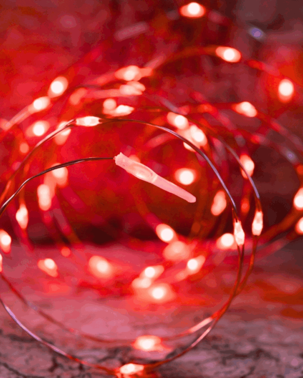 Rød micro LED lyskæde med strømforsyning