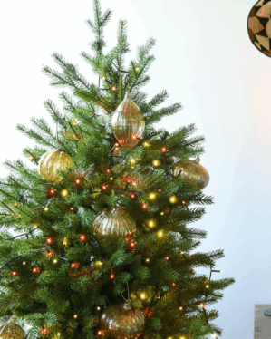 Juletræ med lyskæde med orange og varmt lys.