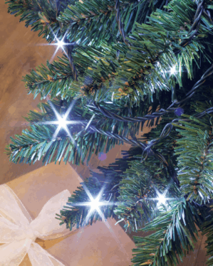 LED lyskæde med koldt hvodt lys på et juletræ
