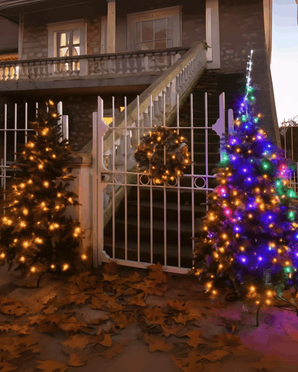 To kunstige juletræer med LED lys i amber og multicolour