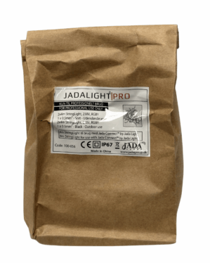 Brun papirpose med label fra JADALIGHT PRO, mærket "Kun til professionelt brug". Etiketten beskriver en 8m RGBY LED-lyskæde, IP67-klassificeret, til udendørs brug og kompatibel med Jada Connect-systemet.