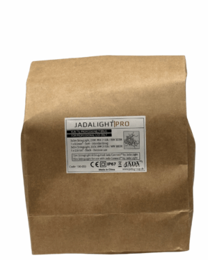 Brun papirpose med produktlabel fra JADALIGHT PRO, mærket til professionel brug. Etiketten viser tekniske specifikationer for LED-lyskæder, IP67-klassifikation og producentoplysninger fra Jada Group.