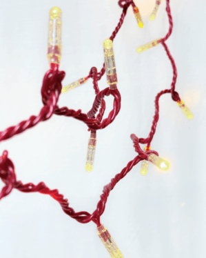 Professionel lyskæde med rød ledning og varmt hvid lys.