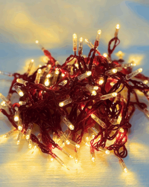 Rød lyskæde med varmt hvid lys