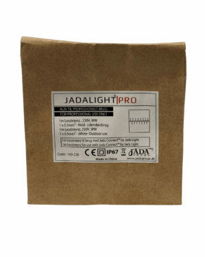 Brun papiremballage med JadaLight Pro-mærkat. Indeholder 1 meter LED lessintenz lyskæde, 230V varm hvid, IP67, med hvidt kabel til professionel udendørs brug og Jada Connect-system.