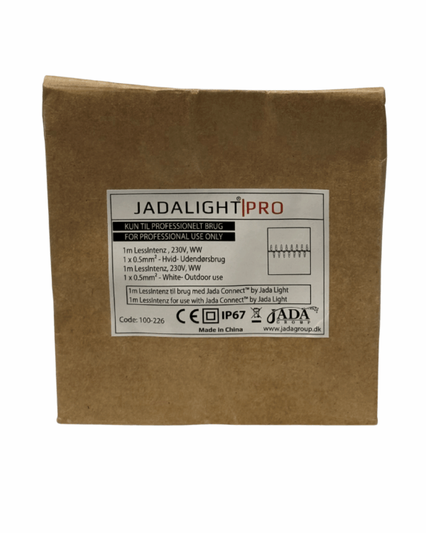 Brun papiremballage med JadaLight Pro-mærkat. Indeholder 1 meter LED lessintenz lyskæde, 230V varm hvid, IP67, med hvidt kabel til professionel udendørs brug og Jada Connect-system.