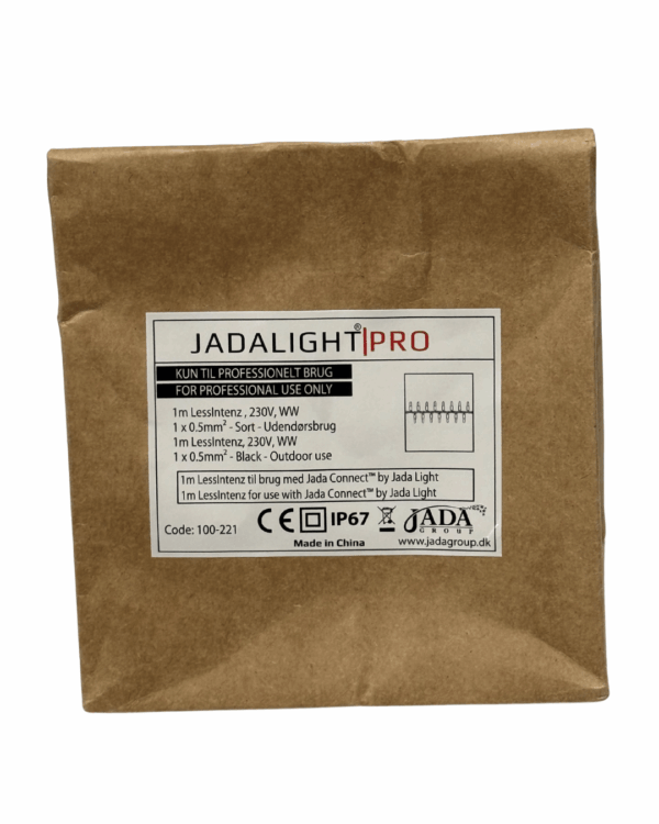 Brun papiremballage med JadaLight Pro-etiket. Indeholder 1 meter LED lessintenz lyskæde, 230V varm hvid, IP67, med sort kabel til professionel udendørs brug og Jada Connect-system.
