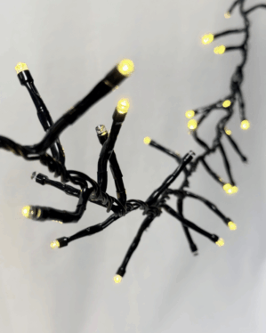 Billig klyngelyskæde med sort ledning og varmt hvidt lys