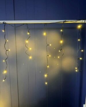 Istaplyskæde med sort ledning og varmt hvidt lys og hexagonale pærer