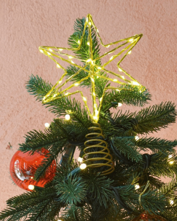 Juletræ med guldfarvet topstjerne med micro LED med varmt hvidt lys