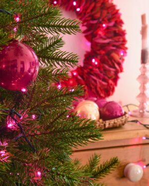 Juletræ med pink LED lyskæde med lyserødt lys