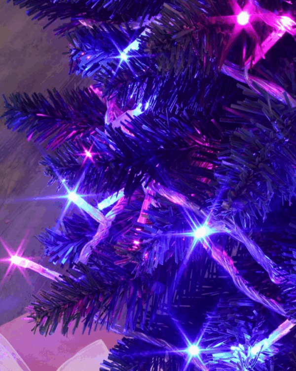 Juletræ med lyskæde med pink og blåt lys