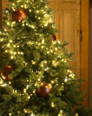 Juletræ med lyskæde med varmt hvidt lys og kold hvid flash