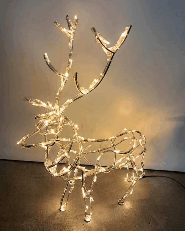 Lille kronhjort som julemotiv til haven.