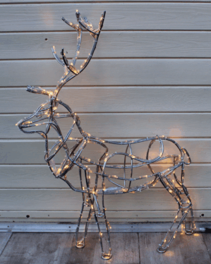 Mini hjortemotiv med varm hvid LED-lys monteret på sølvfarvet aluminiumskonstruktion. Ideel til udendørs juleudsmykning med et elegant og klassisk vinterudtryk.