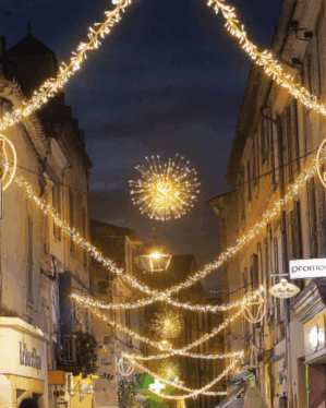 Varm hvid klyngelyskæde over en gade.