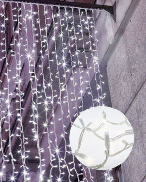 Lysgardin med kolde hvide LED-lys hænger ned fra en bygning og skaber et elegant lysslør. Indsat billede viser nærbillede af hvidt kabel med LED.