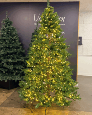 Kunstigt juletræ med LED lyskæde