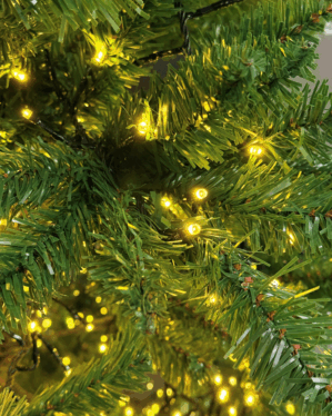 Nærbillede af plastik juletræ med grene i PVC med lyskæde