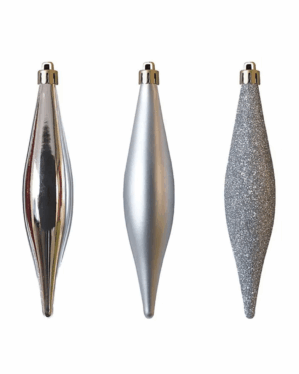 Sæt med tre aflange sølvfarvede julekugler i shiny, mat og glitrende finish. Stilren og elegant julepynt, der passer perfekt til moderne juletræer og dekorationer.
