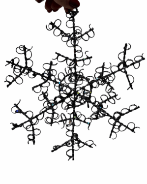 Sort snefnug i metal med glitter til ophæng