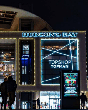 Lyskæde med store pærer på facade