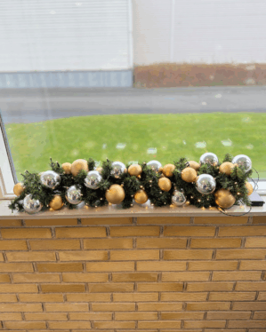 Elegant granguirlande med champagne- og sølvkugler samt varm hvid LED-lyskæde. Skaber en sofistikeret og hyggelig julestemning i enhver indretning.