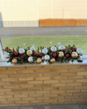 Festlig juleguirlande med kugler i sølv, champagne og rød samt varm LED-belysning. Perfekt som elegant vindues- eller rækværksdekoration i juletiden.