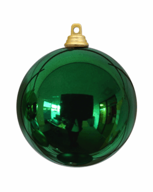 Skinnende grøn julekugle med spejlblank overflade og gyldent ophæng, der reflekterer omgivelserne og giver et klassisk, elegant udtryk til juletræer og dekorative installationer indendørs udendørs.
