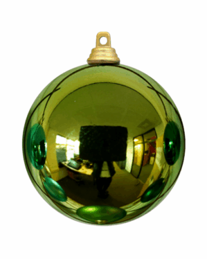Skinnende grøn julekugle med blank, spejlende overflade og gyldent ophæng, ideel til juletræer, dekorationer og professionelle miljøer, hvor farve og refleksion skaber dybde.