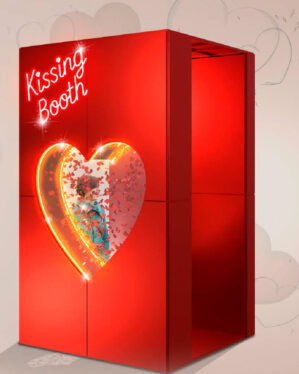 Rød Kissing Booth installation med oplyst hjerte og neon-tekst, designet som interaktiv fotoboks til Valentinsdag, events og romantisk byrumsudsmykning i professionelle miljøer og kommercielle omgivelser.