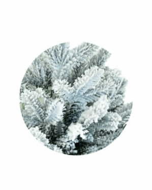 Nærbillede at kunstigt juletræ med kunstigt sne på grenene.