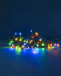 Multifarvet LED-lyskæder i standard.