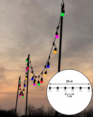 Multicolor LED party-lyskæde på 25 meter med 1 meter mellem pærerne, monteret udendørs mellem stolper og skaber farverig stemningsbelysning ved events.