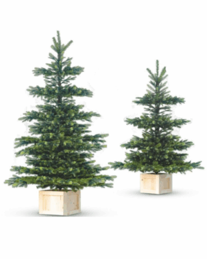 Naturtro kunstigt juletræ der minder om et nordmannsgran juletræ i træpotte.