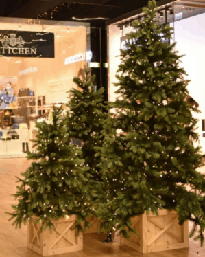 Naturtro kunstige nordmansgran juletræer med lys og i træpotte