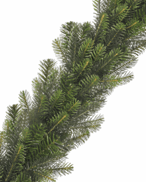 Detalje af kunstig granguirlande med tætte, naturtro nåle og realistisk farvespil, ideel til juleudsmykning på gelænder, facade eller indgang, hvor der ønskes et fyldigt udtryk.