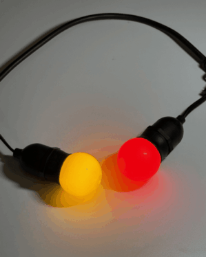 JadaLight PRO party-lyskæde med gul og rød pærer overfor hinanden.