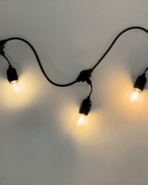 Sort party- lyskæde med tre varme LED-pærer på buet kabel, velegnet til dekorativ belysning indendørs og udendørs, som skaber en hyggelig og indbydende stemning.