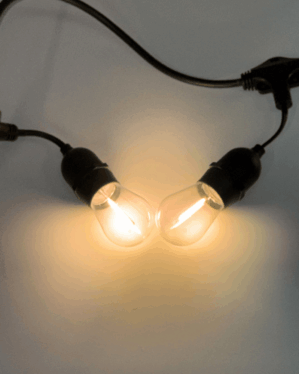 Sort party- lyskæde med to varme LED-pærer tæt placeret på kabel, der giver et blødt, hyggeligt lys og egner sig til dekorativ belysning inde og ude.