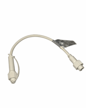 Hvidt kabel med stik i begge ender og beskyttelseshætte, vist på lys grå baggrund som produktbillede til teknisk brug og forbindelse mellem kompatible lyskædesystemer.