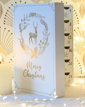 Julekalender i træ med 24 låger